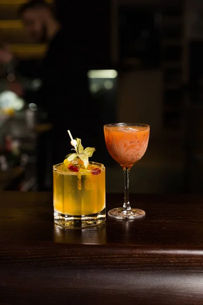 Two Colourful Alcohol Beverage Cocktails Ice Served City Bar — 스톡 사진