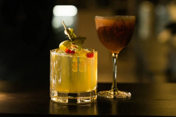Two Colourful Alcohol Beverage Cocktails Ice Served City Bar — ストック写真