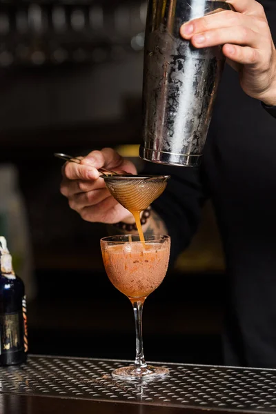 Bartender Restaurant Preparing Orange Alcoholic Cocktail — ストック写真