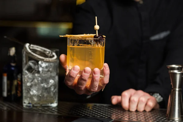 Camarero Restaurante Preparando Cóctel Alcohólico Amarillo — Foto de Stock