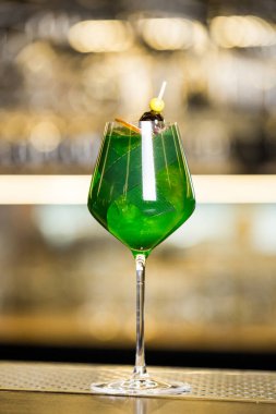 Koyu arkaplanda yeşil alkollü kokteyl