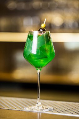 Koyu arkaplanda yeşil alkollü kokteyl