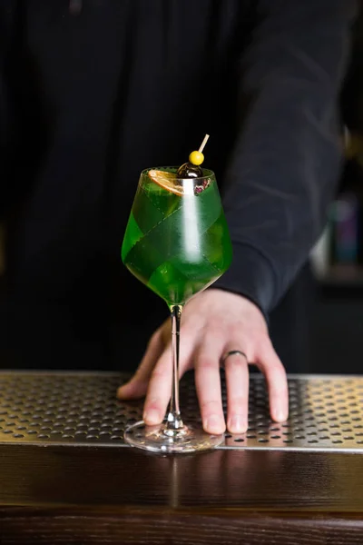 Green Alcoholic Cocktail Table Dark Background — ストック写真