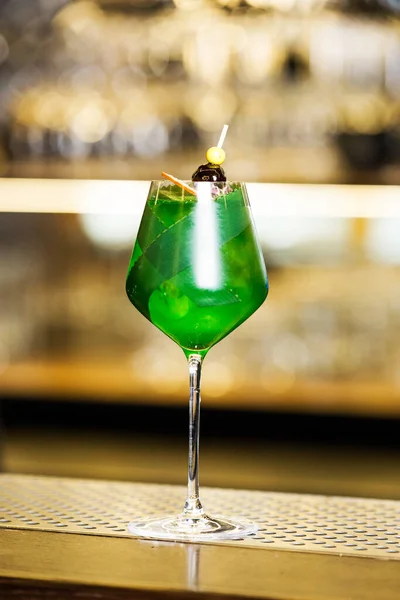 Green Alcoholic Cocktail Table Dark Background — ストック写真