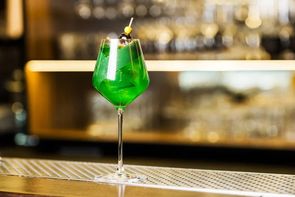 Green Alcoholic Cocktail Table Dark Background — ストック写真