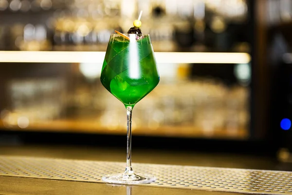 Green Alcoholic Cocktail Table Dark Background 免版税图库图片