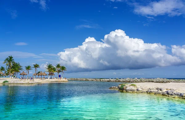 Isla tropical en el fondo nublado — Foto de Stock