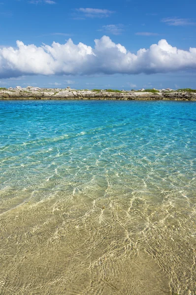 Isola tropicale sullo sfondo nuvoloso — Foto Stock