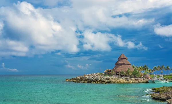 Inanılmaz egzotik adada küçük bungalov — Stok fotoğraf