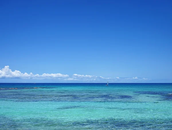 Hermoso paisaje marino con fondo de cielo azul — Foto de Stock