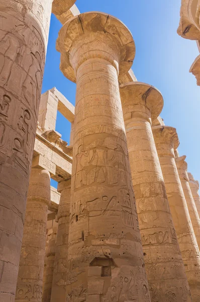 Oude ruïnes in de tempel van karnak — Stockfoto