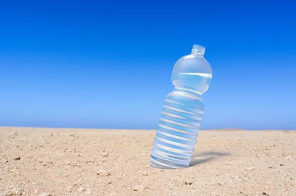 Bouteille d'eau dans le désert — Photo