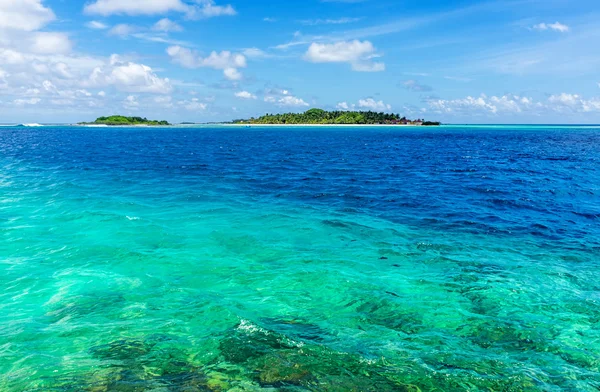 Maledivy s palm, písek a moře — Stock fotografie
