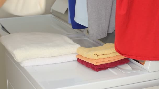 折叠式洗衣的男人的手 — 图库视频影像