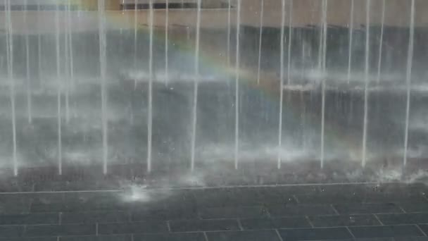 Natte en mooie regenboog in waterstralen — Stockvideo