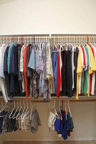 Mannen kleding in een kast — Stockfoto