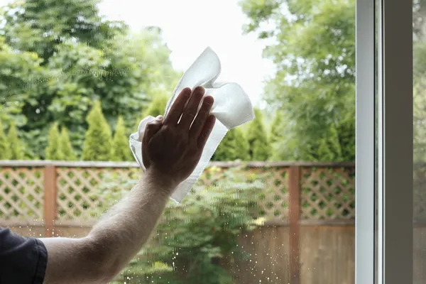 Cleaning a Window — Stock Photo, Image