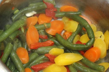 Buharlı sıcak sebze karışımı