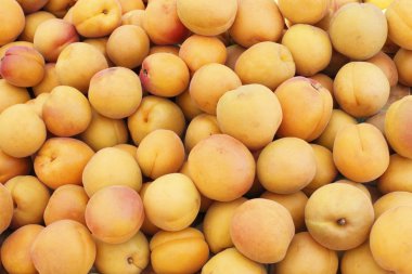 bir pazarda birçok şeftali