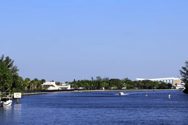 Peddelen Boarder van op Middle River — Stockfoto