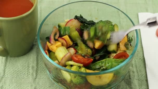 Здоровое питание салата и питьевых напитков — стоковое видео