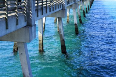 Aşağıda bir iskele