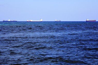 Atlantik Okyanusu üzerinde çok yük gemileri