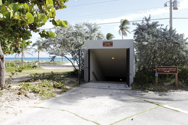 Walkway Tunnel to the Beach — Stock Photo, Image