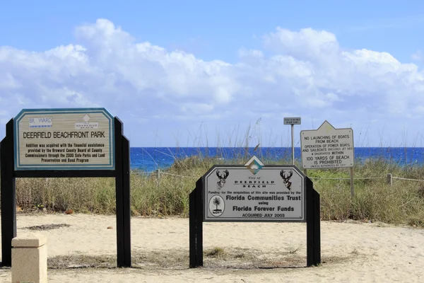 Tecken på deerfield strandnära park — Stockfoto