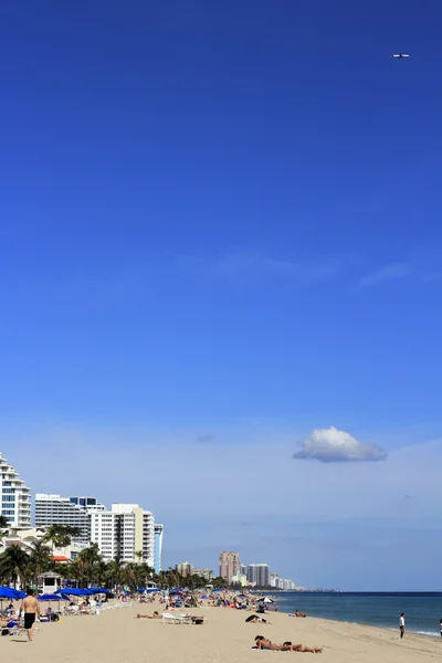 Människor på ft lauderdale beach — Stockfoto