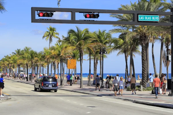 People on A1A at Las Olas Boulevard — Stock Photo, Image