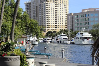 Riverwalk doğrusal park