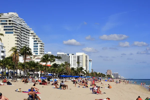 Las olas plaży ludzi — Zdjęcie stockowe