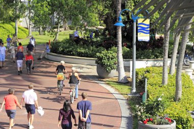 yürüyüş ve bisiklet riverwalk adlı kişi