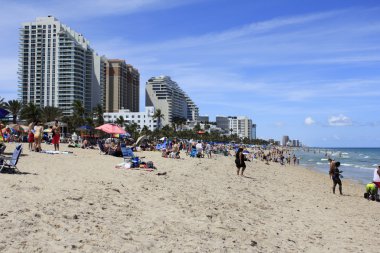 Bahar tatilcilerin ile kalabalık plaj