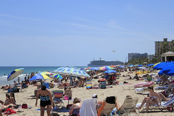 Molte persone sulla spiaggia — Foto Stock