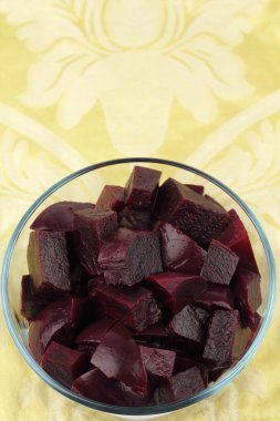 bir kapta hazırlanan kırmızı pancar