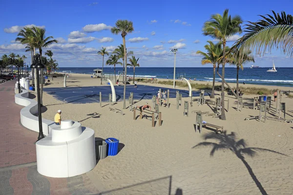 Gente haciendo ejercicio en la playa —  Fotos de Stock