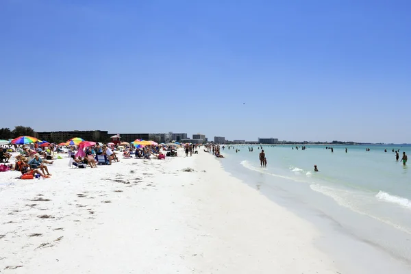 Skaror av människor på siesta beach — Stockfoto