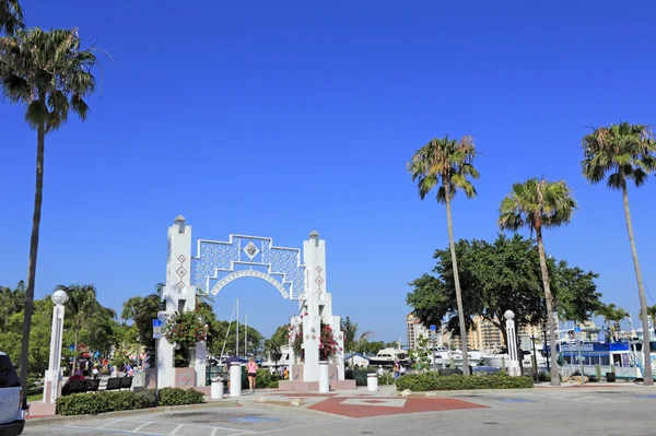 Insanlar girerek sarasota bayfront — Stok fotoğraf