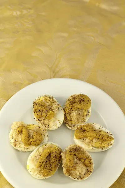 Ovos desenrolados em uma chapa — Fotografia de Stock