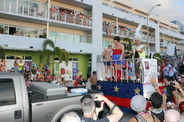 AHF Float and Many People — Stock Photo, Image