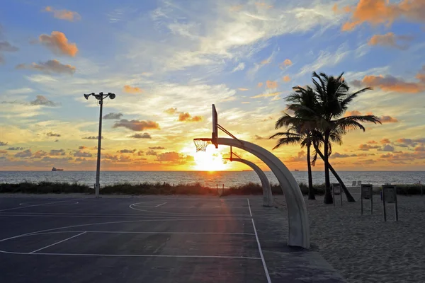 Salida del sol sobre canchas de baloncesto — Foto de Stock