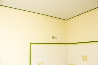 Ressamlar bant ile maskeli banyo