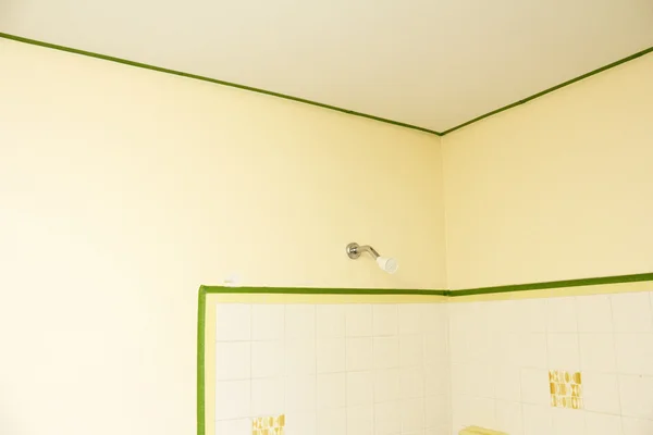 Ressamlar bant ile maskeli banyo — Stok fotoğraf