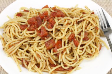 Kırmızı domatesli spagetti