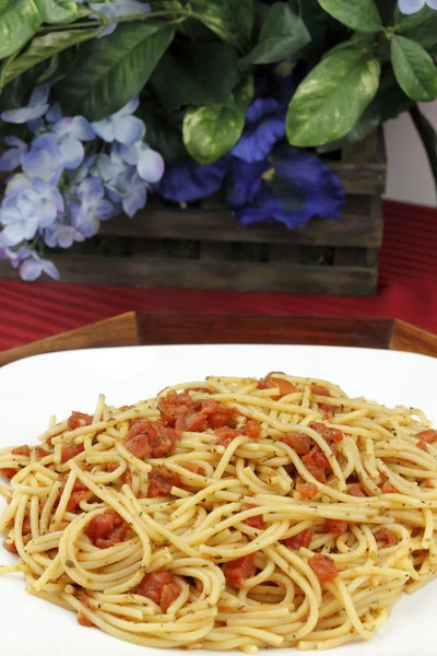 Спагетти с помидорами и цветами — стоковое фото