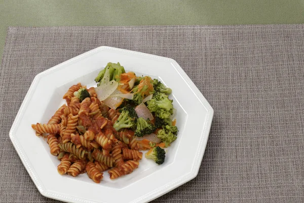 Zubereitete Mahlzeit Aus Kichererbsenpasta Mit Fleischtomatensauce Brokkoli Zwiebeln Karotten Und — Stockfoto