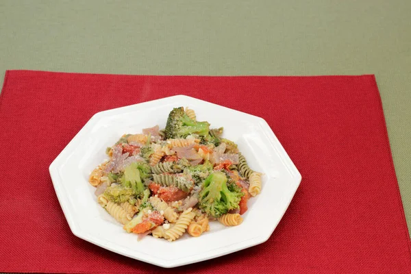 Parmesan Garniert Mit Dreifarbigen Gemüserotini Nudeln Mit Brokkoli Tomaten Und — Stockfoto