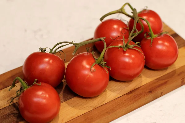 Blacie Kuchennym Znajduje Się Dojrzałych Pomidorów Czerwonych Winorośli Zielonymi Łodygami — Zdjęcie stockowe